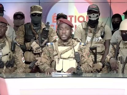 Unos militares de Burkina Faso anunciaban el golpe de Estado en la televisión pública, en septiembre de 2022.