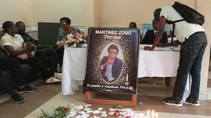 Un hombre firmaba en el libro de condolencias en recuerdo del periodista Martinez Zogo