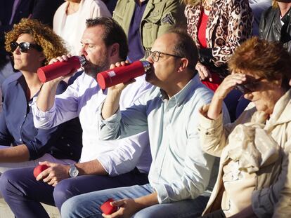 El ministro de Transportes y Movilidad Sostenible, Óscar Puente y el eurodiputado, César Luena, durante un mitin, en la plaza Joaquín Elizalde de Logroño (La Rioja), el 30 de mayo.
