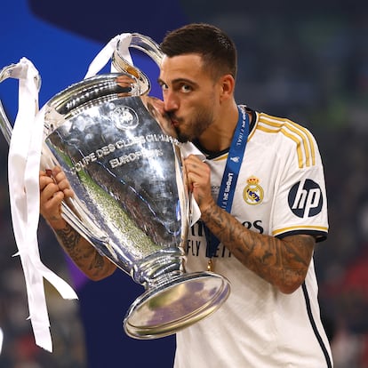 Soccer Football - Champions League - Final - Borussia Dortmund v Real Madrid - Wembley Stadium, London, Britain - June 1, 2024 Real Madrid's Joselu kisses the trophy as he celebrates after winning the Champions League REUTERS/Hannah Mckay