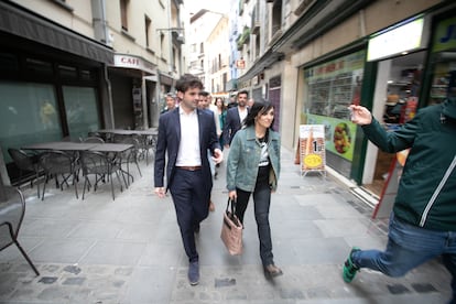 La candidata de Aliança Catalana por Girona, Sílvia Orriols, a su llegada al seguimiento de la jornada electoral de elecciones autonómicas de Cataluña, este domingo en Ripoll (Girona).