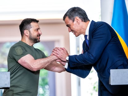 El presidente del gobierno español, Pedro Sánchez (derecha), y el presidente de Ucrania, Volodímir Zelenski​, estrechan la mano tras firmar el acuerdo.