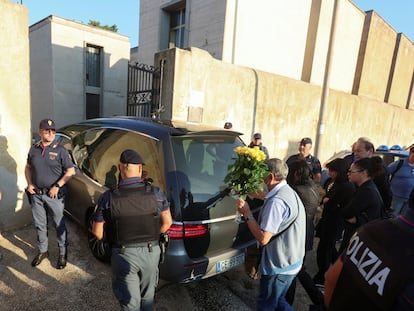El coche fúnebre que transporta al difunto jefe de la mafia Matteo Messina Denaro llega al cementerio de la ciudad siciliana de Castelvetrano, el 27 de septiembre de 2023.