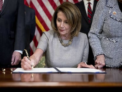  Nancy Pelosi, speaker de la C&aacute;mara de Representantes del Congreso, firma el acuerdo que se envi&oacute; a Trump