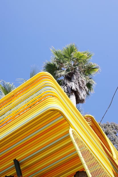 Los tubos de aluminio reciclado en seis colores del exterior de la casa diseñada por el estudio madrileño SelgasCano en el barrio de Mount Washington, en Los Ángeles (California).