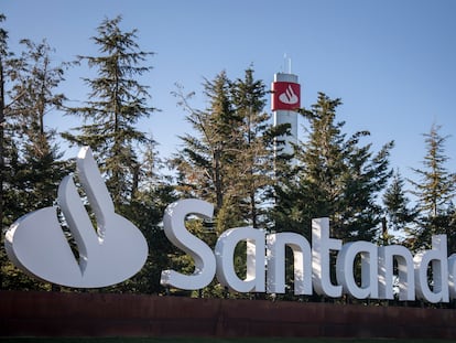 Logotipo del Banco Santander en una de sus sedes.