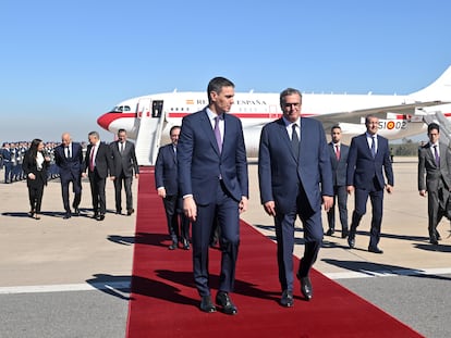El primer ministro de Marruecos, Aziz Ajanouch (a la derecha), recibe a Pedro Sánchez a su llegada a Rabat este miércoles.