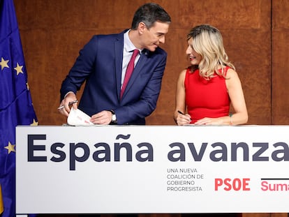 Pedro Sánchez y Yolanda Díaz, durante la firma de su acuerdo de Gobierno en noviembre.