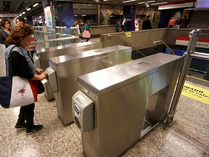 Una mujer paga su pasaje en una estación del subterráneo de Santiago, en 2019.