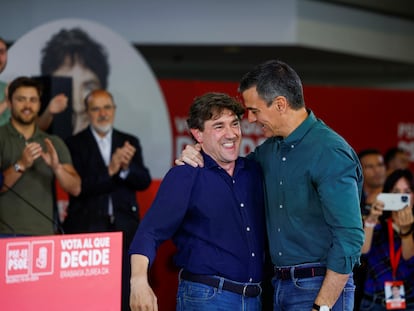 Pedro Sánchez y Eneko Andueza, en un acto del PSOE durante la campaña.