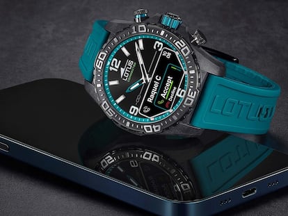 Nuevo reloj Lotus Connected D al lado de un smartphone