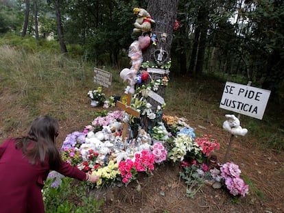 Una mujer deposita flores en el lugar donde apareció el cuerpo sin vida de la niña Asunta Basterra, asesinada por sus padres. La imagen fue tomada en septiembre de 2015 en Santiago de Compostela.