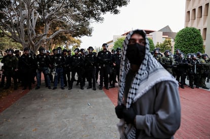 Un manifestante frente a la policía durante la manifestación de este miércoles en la Universidad de California Irvine.