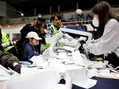 Los funcionarios de la Comisión Electoral Nacional cuentan los votos tras el cierre de las urnas en Seúl, este miércoles.