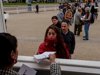 Ciudadanos hacen fila afuera de La Moneda para recibir una copia de la propuesta, el 17 de noviembre.