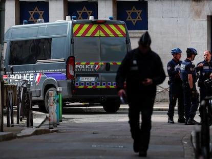 Agentes de policía junto a la sinagoga de Ruan, al noroeste de París, este viernes.