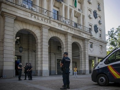 Agentes de la Polcía Nacional en la puerta de la Audiencia Provincial de Sevilla en una imagen de archivo.