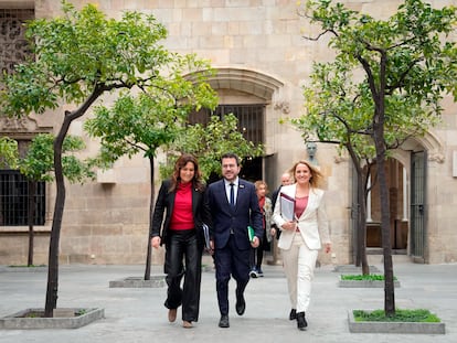 El 'president' Pere Aragonès (centro), junto a la vicepresidenta Laura Vilagrà (izq.), y la consejera de Economía, Natàlia Mas (der.), en una imagen de archivo.