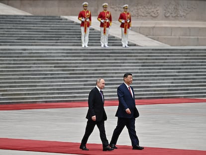 El presidente ruso, Vladímir Putin, es recibido por su homólogo chino, Xi Jinping, este jueves en Pekín.