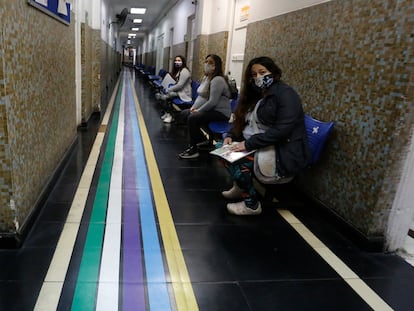 Pacientes esperan su turno en un hospital en Santiago de Chile, en una fotografía de archivo.