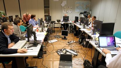 Un equipo de periodistas de EL PAÍS trabajaba con los documentos de Wikileaks en noviembre de 2010.