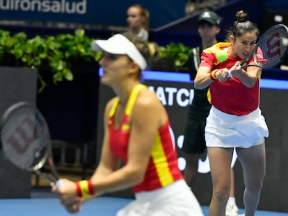 Sara Sorribes y Rebeka Masarova, durante el partido de dobles que disputaron el miércoles contra Canadá.