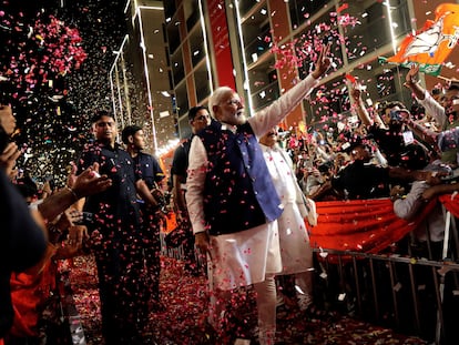 El líder del Bharatiya Janata Party (BJP) y primer ministro indio, Narendra Modi, llega a la sede de su formación para pronunciar un discurso de victoria, en Nueva Delhi, el 04 de junio.