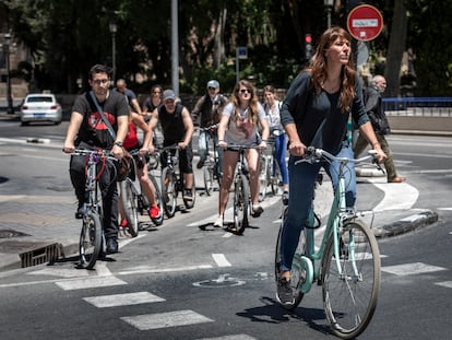 Usuarias del carril bici en Valencia.
