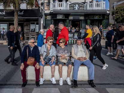 Un grupo de turistas jubilados en Benidorm en la zona de la playa del Levante.