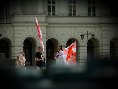 Disidentes bielorrusos, en una protesta contra su presidente en Varsovia.