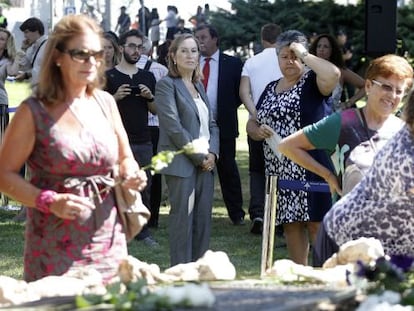 La ministra Ana Pastor, en el centro, junto a la presidenta de la asociaci&oacute;n de v&iacute;ctimas del accidente de Barajas, en el quinto aniversario.