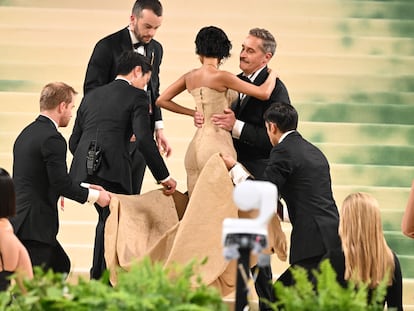 Five men helping Tyla go up the steps at the MET Gala.