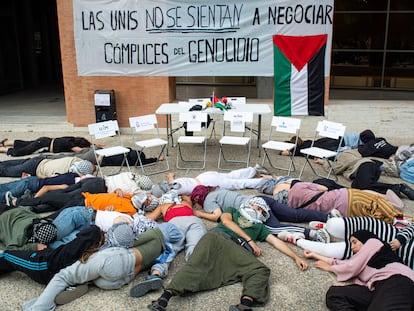 'Performance' de los estudiantes acampados por Gaza en Madrid, durante la rueda de prensa de este martes.