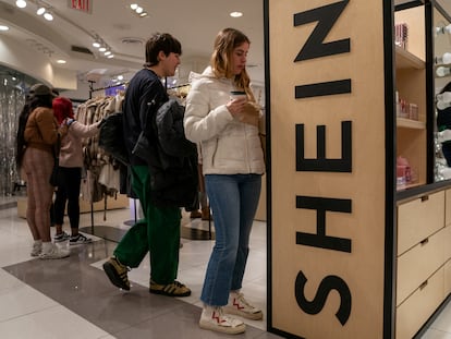 Varias personas miran productos en una tienda pop up de Shein en Nueva York.