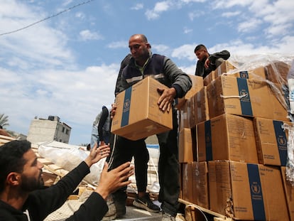 Distribución de ayuda en Deir al Balah, en el centro de la franja de Gaza, el lunes.