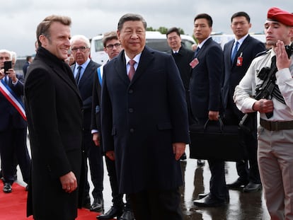El presidente francés, Emmanuel Macron, recibe al presidente chino, Xi Jinping, en el aeropuerto de Tarbes (Francia) este martes.