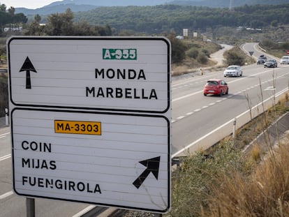 Cartel en la carretera A-35,  que une los municipios de Marbella y Coín.