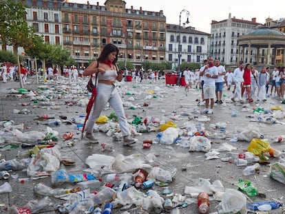 Una mujer camina entre la basura, a 9 de julio de 2023, en Pamplona, Navarra (España).