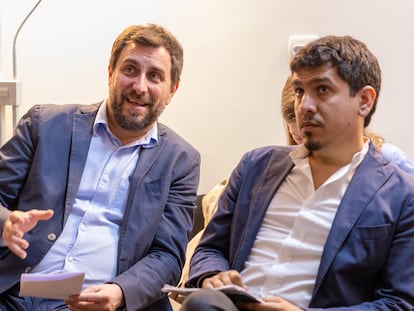 El cabeza de lista de Junts a las elecciones europeas, Toni Comín, y el número tres de la lista, Aleix Sarri, en una fotografía distribuida por Junts este miércoles.