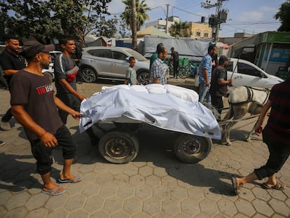Familiares de las víctimas en los ataques al campamento de Nuseirat (Gaza) trasladan sus cadáveres este jueves en la Franja.