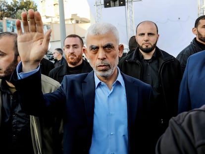 El jefe de Hamás en la Franja, Yahia Sinwar, saludaba en Ciudad de Gaza a sus seguidores en abril de 2023.