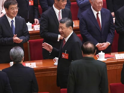 El presidente chino, Xi Jinping, en el centro de la imagen, durante el cierre de la sesión plenaria de la Asamblea Popular Nacional, el pasado lunes en Pekín.