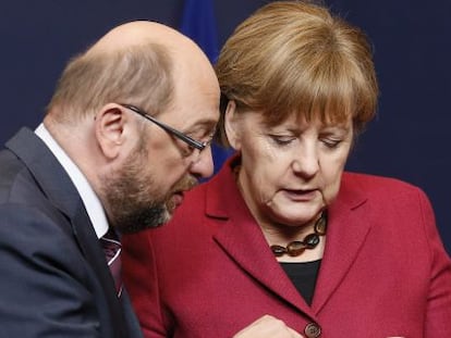 La canciller alemana, Angela Merkel (d), conversa con el presidente del Parlamento Europeo, Martin Schulz, durante la Cumbre de l&iacute;deres de la Uni&oacute;n Europea en la sede del Consejo Europeo en Bruselas, B&eacute;lgica, hoy. 