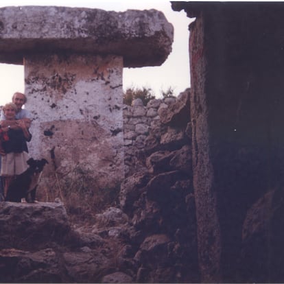 Eduardo Chillida con su mujer Pilar Belzunce en la Taula de Torre Llisa Vell, Menorca (1995). Fotógrafo: Hans Spinner.