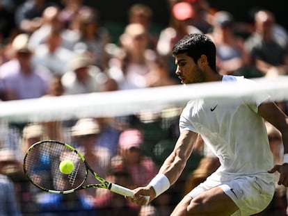 Alcaraz volea durante el partido contra Müller en la Centre Court de Wimbledon.