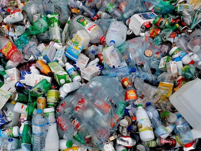 Botellas de plástico en un centro de reciclaje