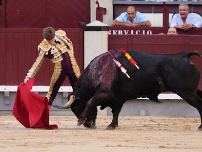 Borja Jiménez, en un muletazo con la mano derecha a su primer toro.