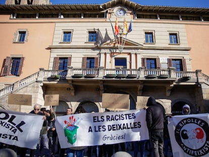 Manifestación en la plaza de Ayuntamiento de Ripoll para reivindicar el derecho al empadronamiento de inmigrantes.