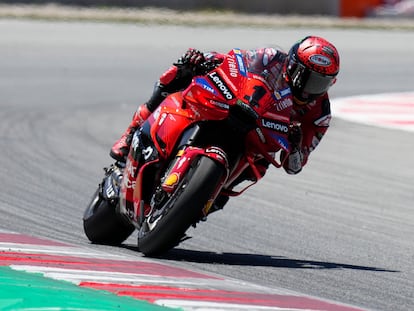 El piloto italiano del equipo Ducati Lenovo Team Francisco Bagnaia, entra vencedor de la carrera de MotoGP del Gran Premio de Cataluña.