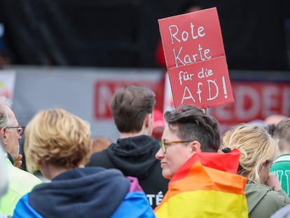 Manifestantes con pancartas contra Alternativa para Alemania se reúnen un evento de la campaña del partido en Marl (Alemania), el sábado.